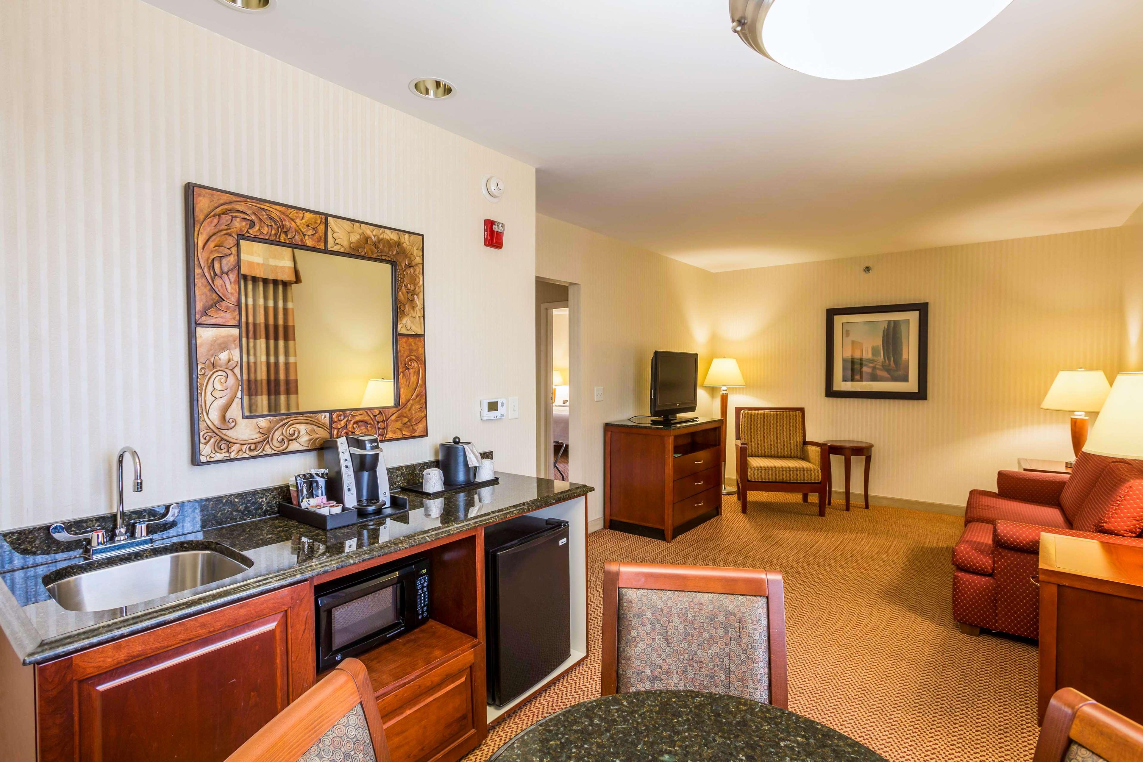 Hilton Garden Inn Milwaukee Northwest Conference Center Exterior photo