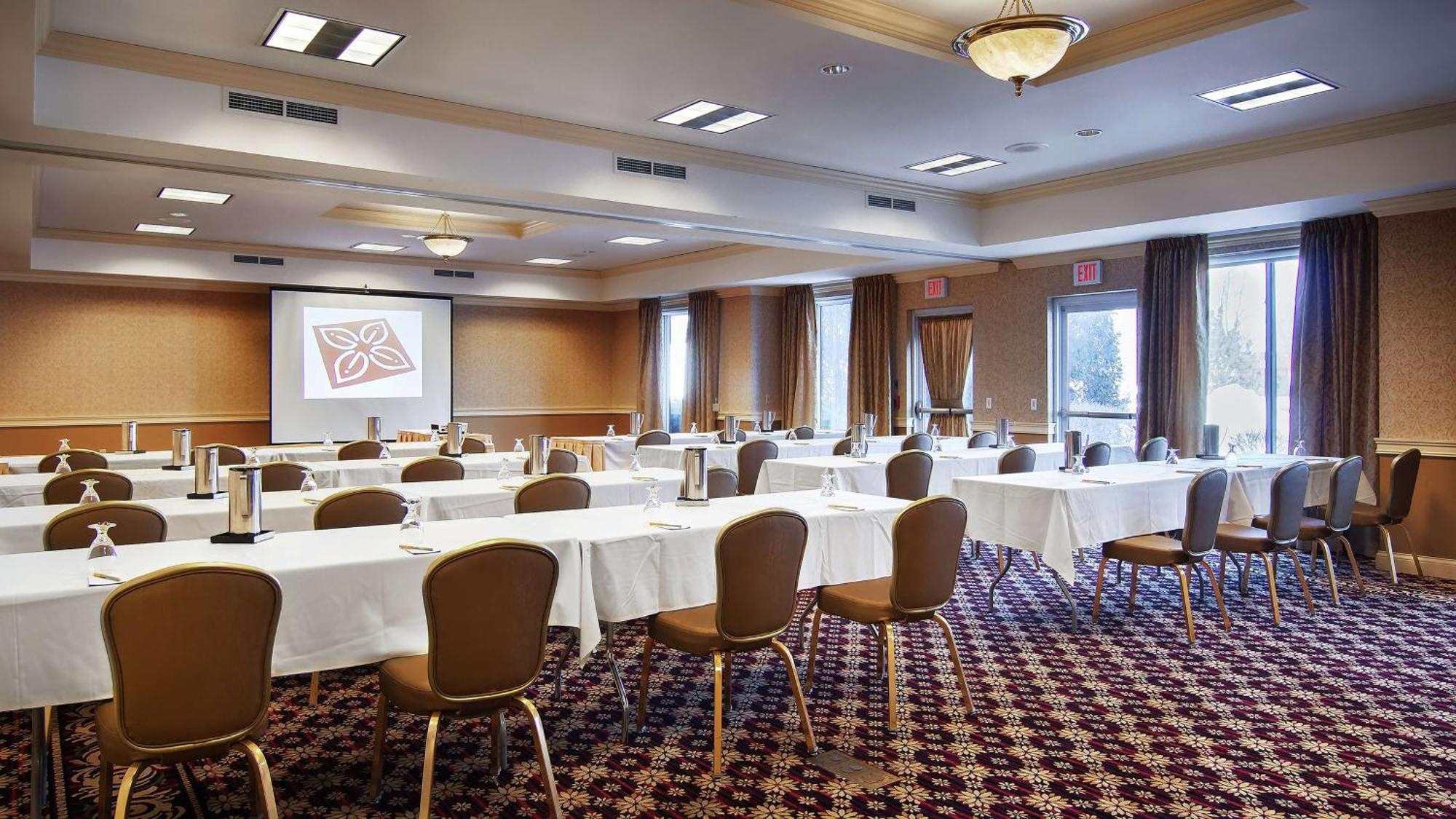 Hilton Garden Inn Milwaukee Northwest Conference Center Exterior photo