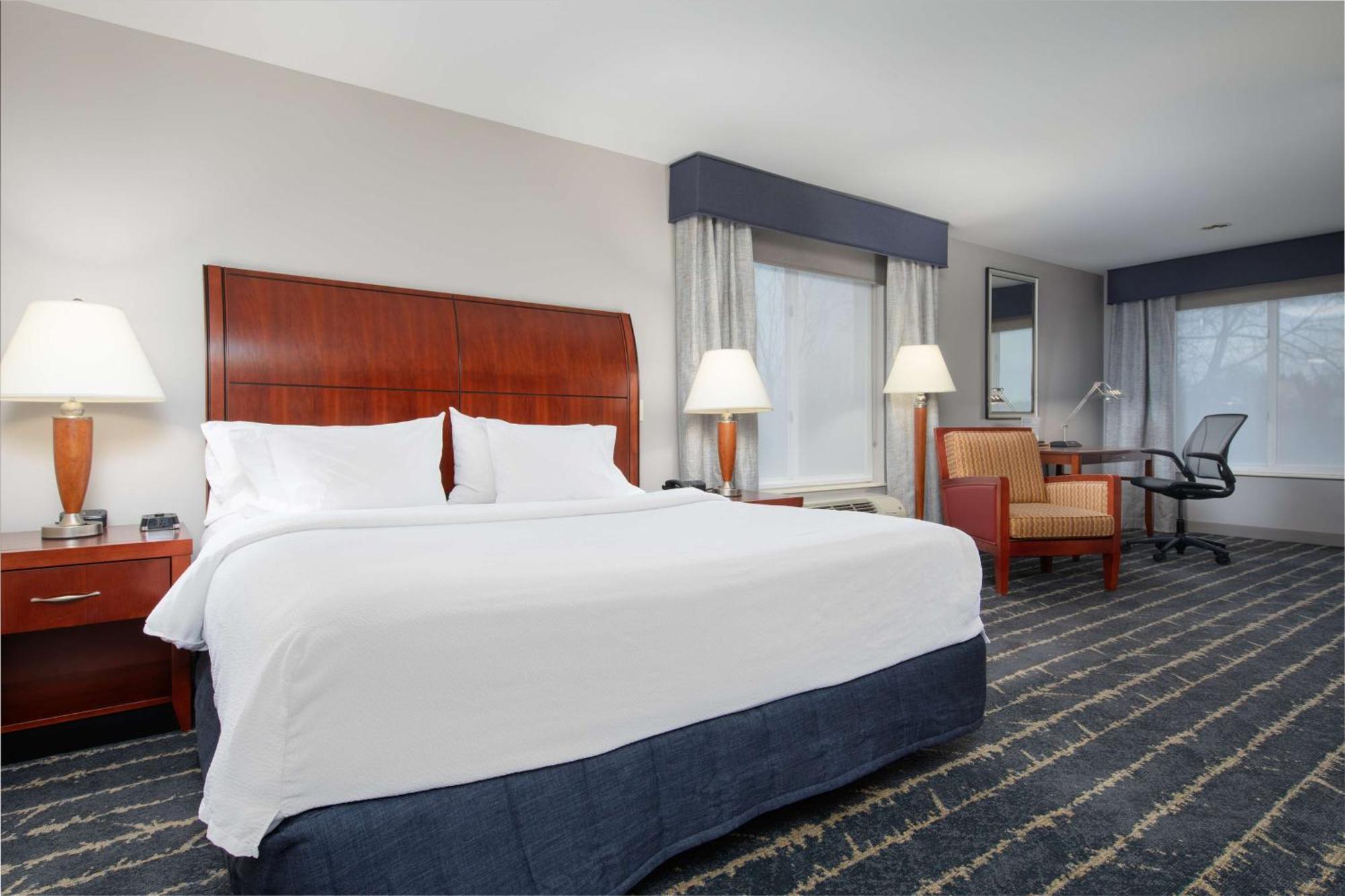 Hilton Garden Inn Milwaukee Northwest Conference Center Exterior photo