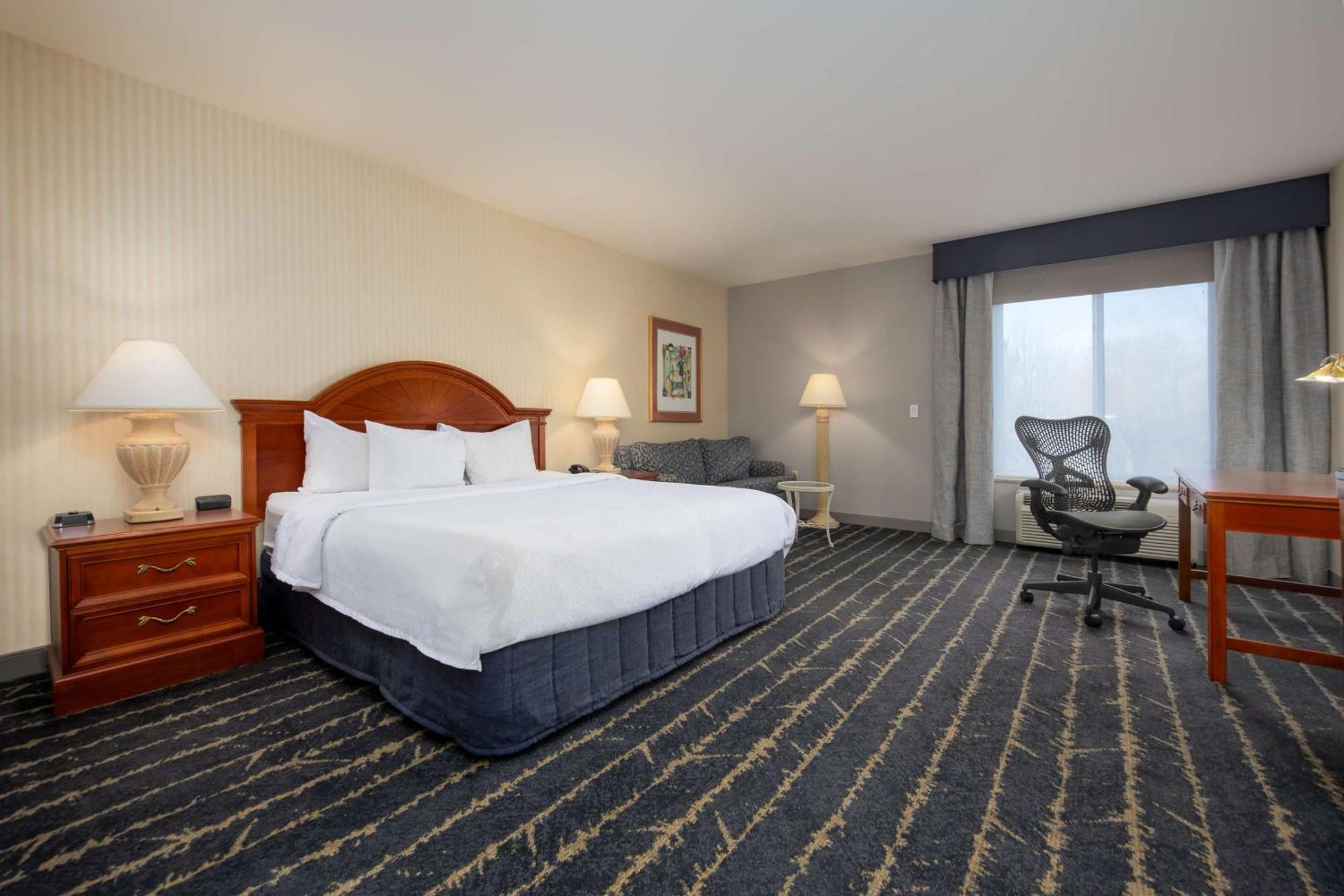 Hilton Garden Inn Milwaukee Northwest Conference Center Exterior photo