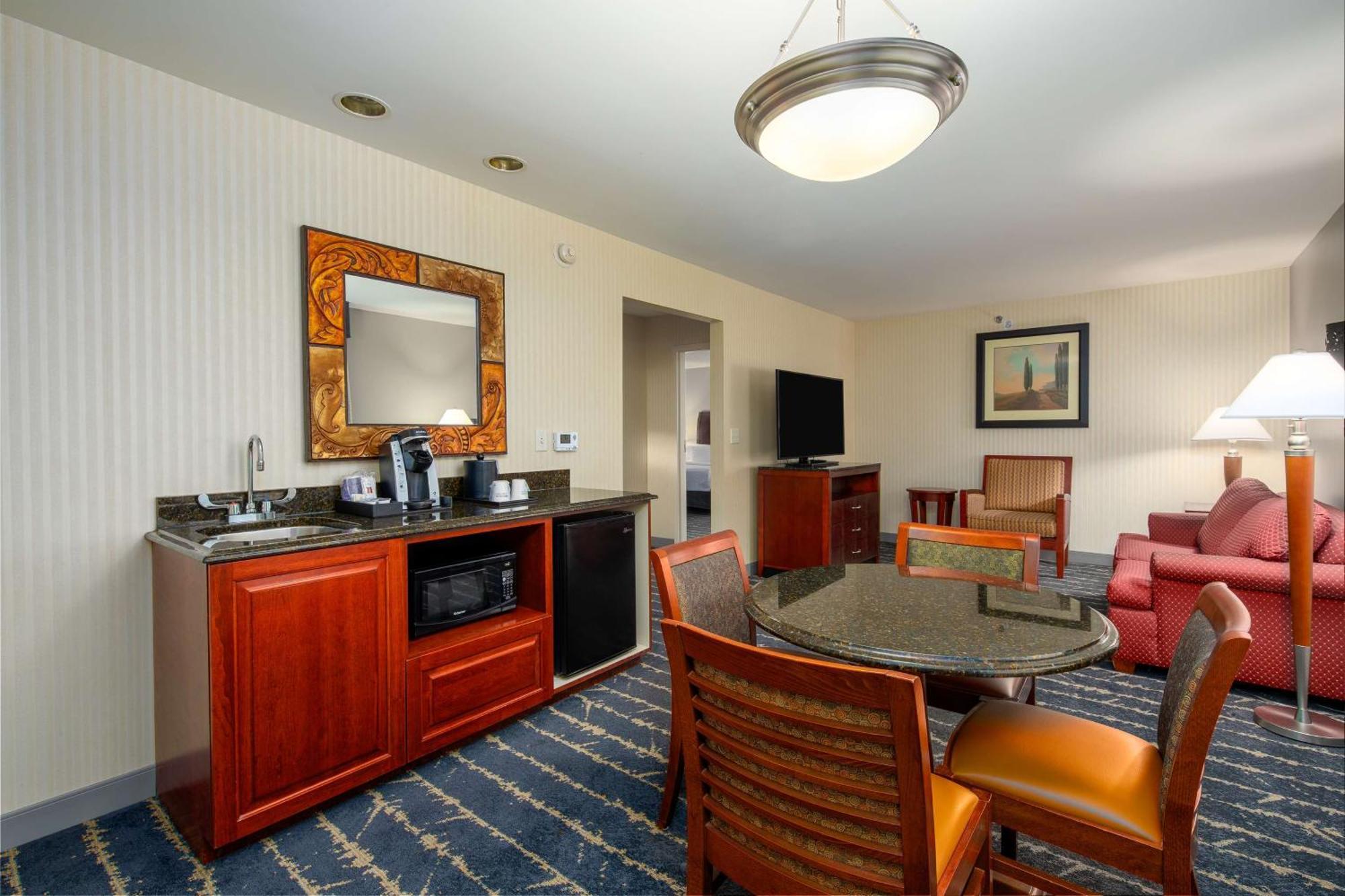 Hilton Garden Inn Milwaukee Northwest Conference Center Exterior photo