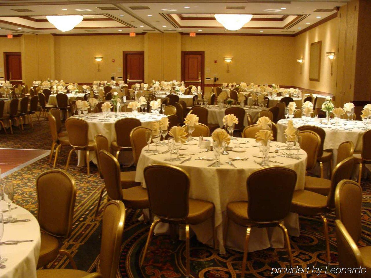 Hilton Garden Inn Milwaukee Northwest Conference Center Restaurant photo