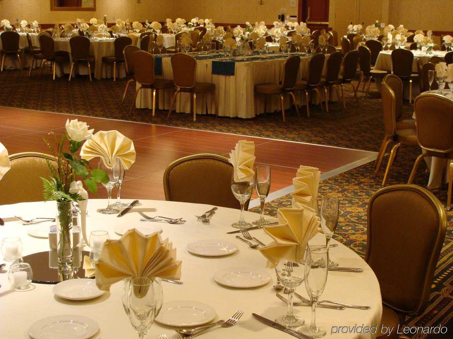 Hilton Garden Inn Milwaukee Northwest Conference Center Restaurant photo