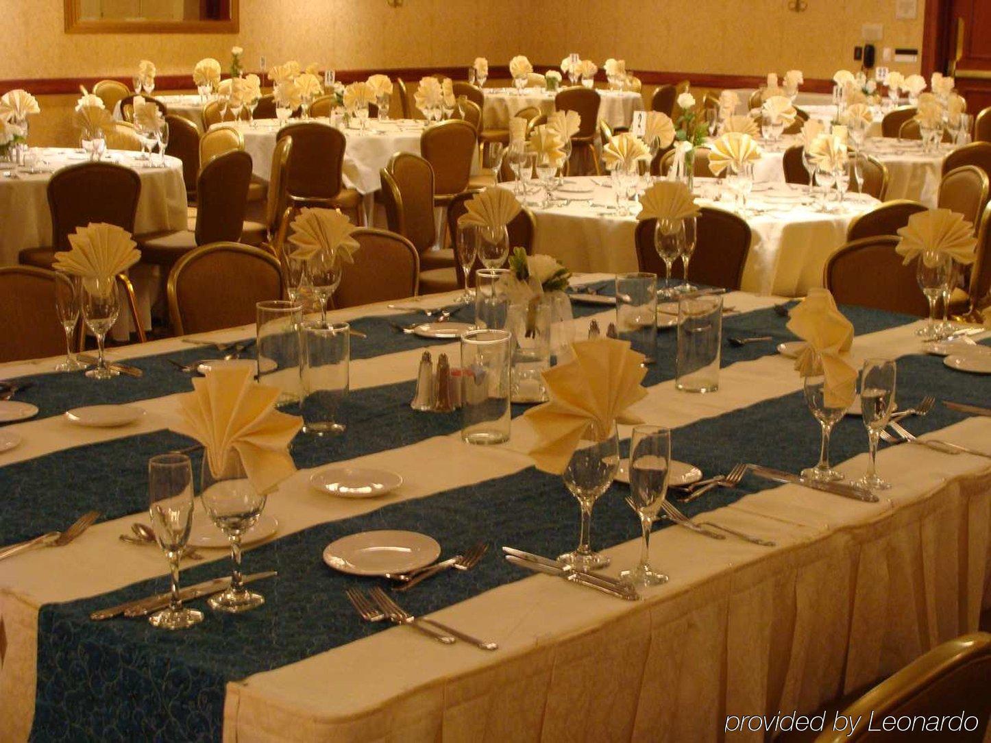 Hilton Garden Inn Milwaukee Northwest Conference Center Restaurant photo