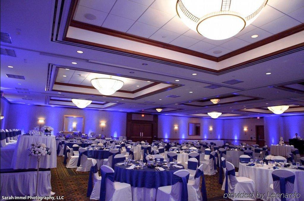 Hilton Garden Inn Milwaukee Northwest Conference Center Restaurant photo